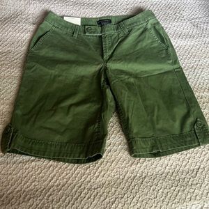 Banana Republic NWT green shorts, size 4.